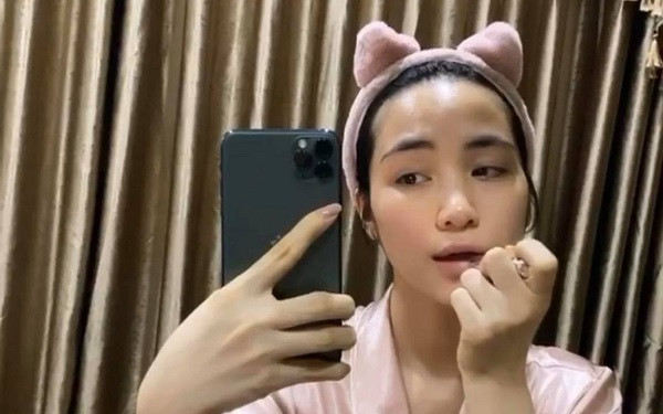 Cùng dịp này, cô tự tặng bản thân iPhone 11 Pro Max phiên bản Xám Space hot hit. Ảnh: Instagram NV