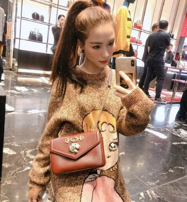 Hòa Minzy cũng là một trong những nữ ca sĩ rất chăm chỉ update điện thoại. Bằng chứng là trước khi iPhone 11 ra mắt, cô sở hữu chiếc iPhone XS Max vàng hồng sang chảnh ngay khi smartphone này được trình làng. Ảnh: Instagram NV