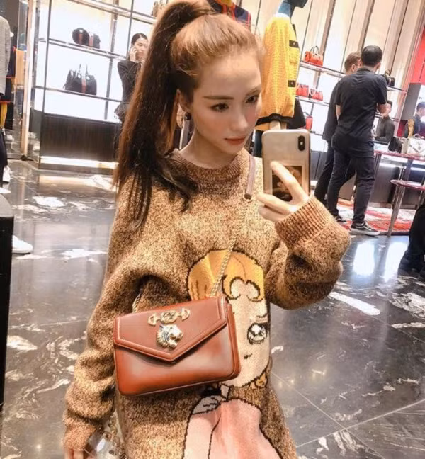 Hòa Minzy cũng là một trong những nữ ca sĩ rất chăm chỉ update điện thoại. Bằng chứng là trước khi iPhone 11 ra mắt, cô sở hữu chiếc iPhone XS Max vàng hồng sang chảnh ngay khi smartphone này được trình làng. Ảnh: Instagram NV