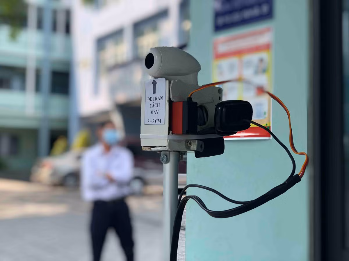 May do than nhiet tu xa cuu Thu truong Giao duc che tao co gi dac biet?