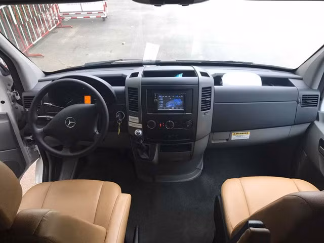 Khoang lái không có sự khác biệt so với chiếc Sprinter, ngoại trừ phần ghế và sàn đã được thiết kế lại cho phù hợp kiểu "motor home"