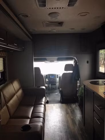 Từ ghế lái hoặc ghế phụ có thể bước thẳng vào nhà, hai không gian này có thể được ngăn cách bằng rèm che.