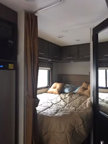 Giường ngủ phía cuối xe khá rộng rãi và có các ngăn tủ tiện ích phía trên.