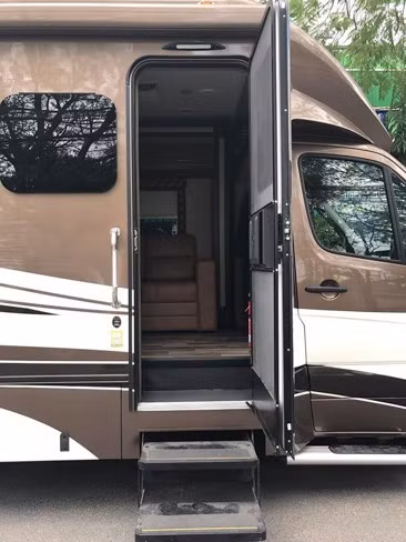 Có thể vào trong "nhà" bằng 3 cách: mở cửa ghế lái hoặc phụ và thêm một cửa có bậc thềm ở phần thân.