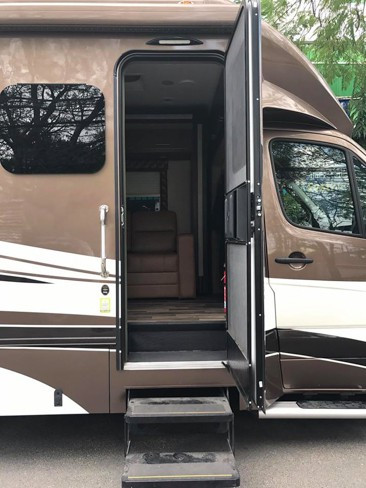 Có thể vào trong "nhà" bằng 3 cách: mở cửa ghế lái hoặc phụ và thêm một cửa có bậc thềm ở phần thân.