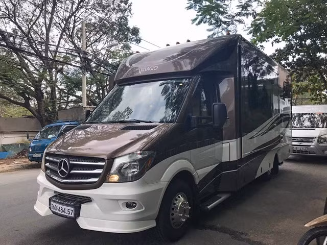 Tại Việt Nam, xe motor-home mới chỉ thấy được nhập khẩu về dùng cho mục đích làm xe truyền hình lưu động, ít xuất hiện xe dùng cho sử dụng cá nhân. Do đó, việc một chiếc xe đầy tiện nghi như Renegade 25QRS Villagio Class B do một đại gia kinh doanh moto ở TP.HCM nhập về khiến cộng đồng mê xe xôn xao.