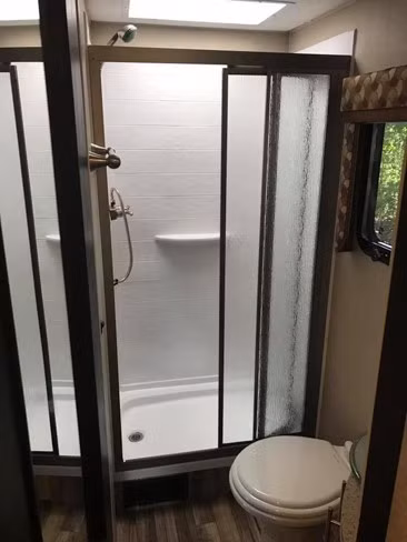 Khu nhà tắm, vệ sinh ngay bên cạnh được thiết kế buồng biệt lập và gọn gàng.