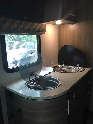 Đây là bàn ăn và bếp gas có nắp đậy, khi không sử dụng sẽ được tận dụng làm bàn ăn.