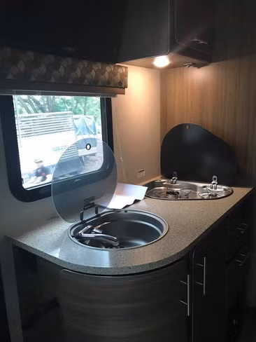 Đây là bàn ăn và bếp gas có nắp đậy, khi không sử dụng sẽ được tận dụng làm bàn ăn.