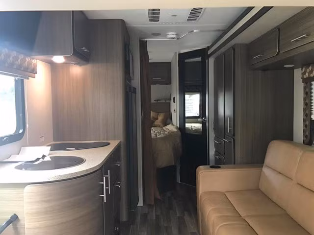 Không gian vừa để tiếp khách, cũng là nơi nghỉ ngơi với bộ Sofa giường ngay sau ghế lái.