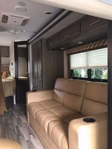 Ngay sau ghế lái là bộ ghế sa-lông tiếp khách dài