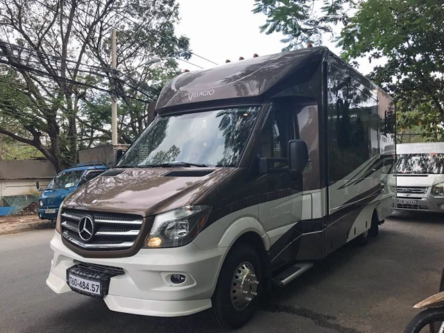 Tại Việt Nam, xe motor-home mới chỉ thấy được nhập khẩu về dùng cho mục đích làm xe truyền hình lưu động, ít xuất hiện xe dùng cho sử dụng cá nhân. Do đó, việc một chiếc xe đầy tiện nghi như Renegade 25QRS Villagio Class B do một đại gia kinh doanh moto ở TP.HCM nhập về khiến cộng đồng mê xe xôn xao.