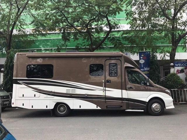 Đây là “nhà di động” được phát triển nguyên mẫu từ chiếc Sprinter của hãng xe hạng sang nước Đức, Mercedes-Benz. Hãng Renegade, Mỹ giữ lại động cơ, khung gầm, hệ thống truyền động, nội thất bệ trung tâm của Sprinter và phát triển những thứ còn lại để tạo nên một chiếc xe mới mang tên: Renegade 25QRS Villagio Class B.