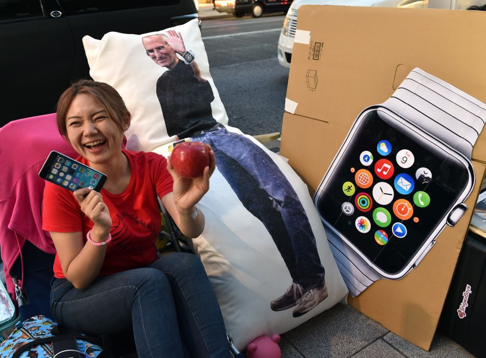 Đến năm 2015, ra mắt cùng với Apple Watch, sức hút thậm chí còn hơn cả năm trước đó. Hình dưới đây là một trung tâm thương mại ở Toronto, Canada ngày mở bán iPhone 6.
