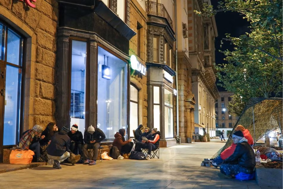 Camera thông minh hơn, ngon hơn trên chiếc XS, XS Max cùng chiếc XR đầy màu sắc và giá hợp lý không đủ để tạo ra sức hút như những năm trước. Vẫn có những fan trung thành của Apple chờ đợi thời điểm chiếc máy bán chính thức, nhưng mọi thứ không sôi động và điên rồ như những hình ảnh phía trên nữa. Có thể nói, đây là những mẫu máy mang lại nốt trầm cho Apple.