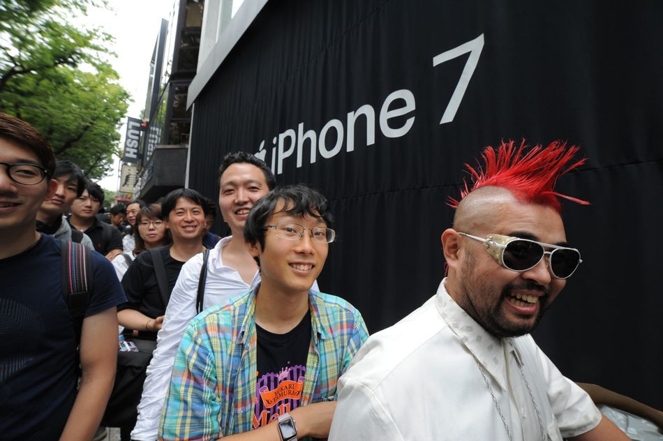 Mặc dù gây tranh cãi nhưng iPhone 7 cũng được săn đón nồng nhiệt, thậm chí trở thành mẫu iPhone quốc dân trong một thời gian dài.