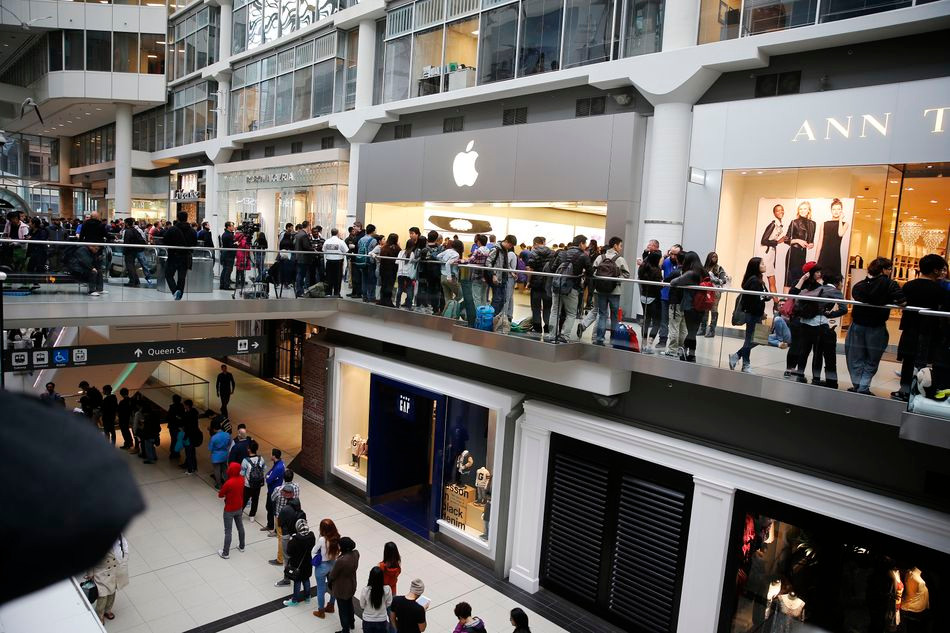 Năm 2014, mọi người đổ xô đi mua iPhone 6 và 6 Plus, dòng máy đầu tiên của Apple với hai phiên bản màn hình kích thước khác nhau.