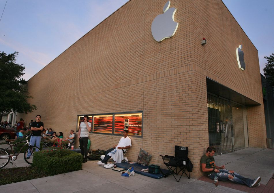 Đến thời điểm iPhone 3G và 3GS ra mắt, sức hút không suy giảm chút nào.