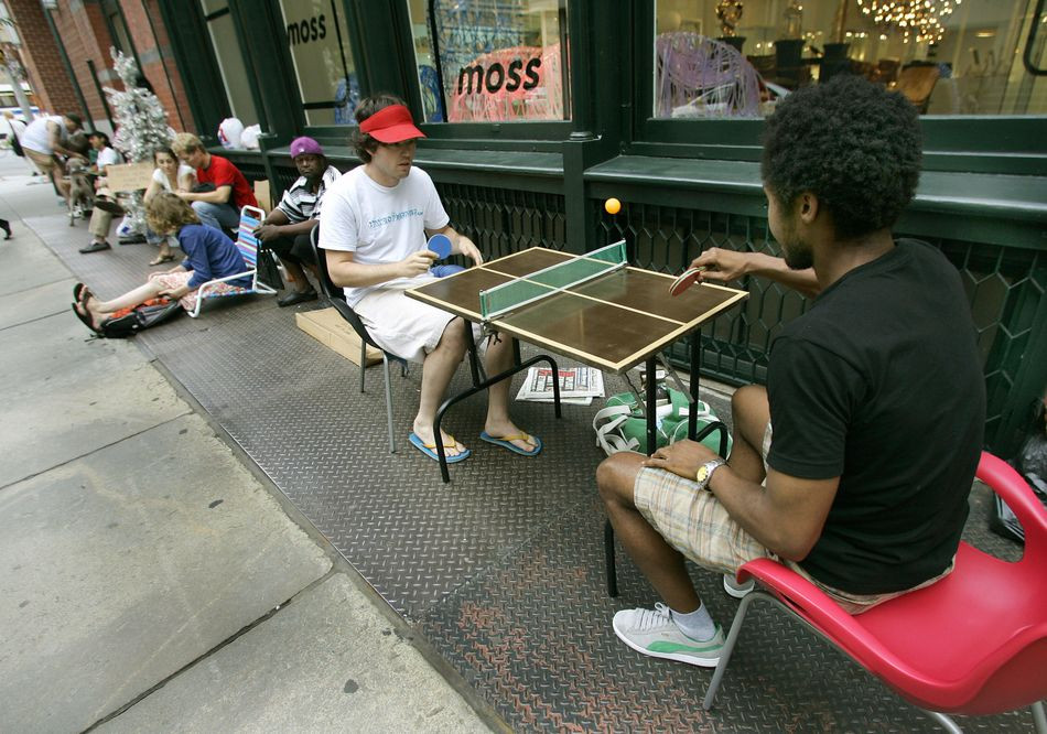 Đây là cách mà người dân giải trí, giết thời gian trong lúc xếp hàng để chờ mua iPhone sớm nhất.