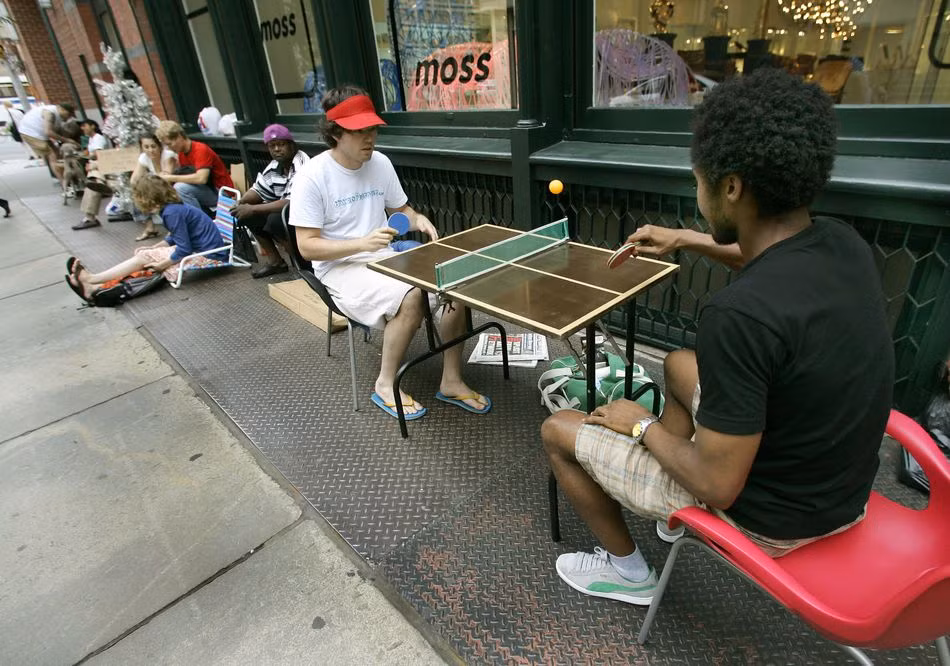 Đây là cách mà người dân giải trí, giết thời gian trong lúc xếp hàng để chờ mua iPhone sớm nhất.