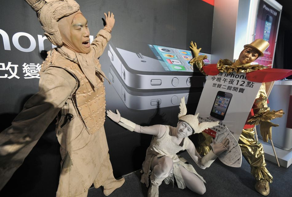 iPhone 4s ra đời vẫn tiếp tục được ủng hộ trên tòan thế giới.