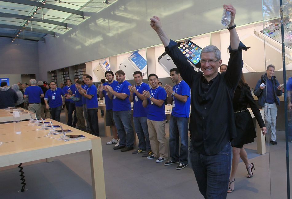 Đích thân CEO Tim Cook xuất hiện tại Apple Store Palo Alto để giới thiệu chiếc iPhone 5