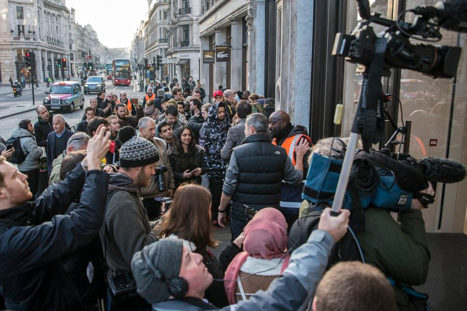 Năm 2017, Chiếc iPhone X loại bỏ nút Home và tai thỏ đánh dấu một thời kỳ mới trong lịch sử Apple, và như mọi lần, dòng người hâm mộ chờ đến lượt mua iPhone X đông chẳng kém gì những năm trước, nếu không muốn nói là hơn.