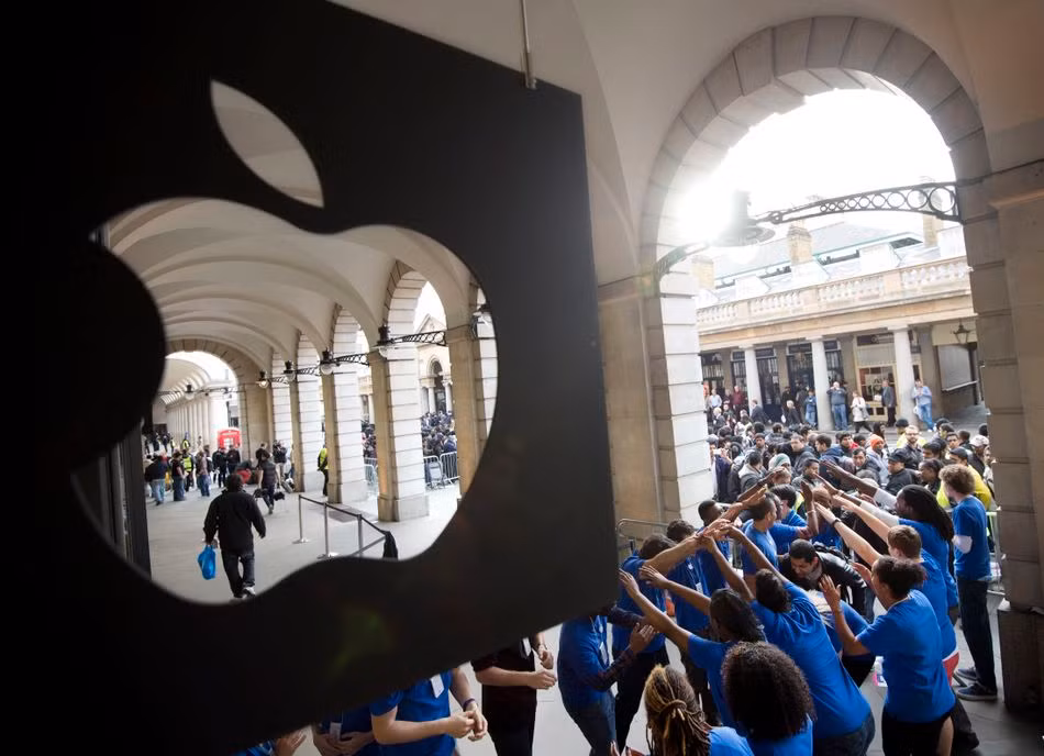 iPhone 5 và 5S, 5C. Chiếc iPhone 5 mỏng nhẹ với thiết kế khác biệt có được sức hút xứng đáng. Đến năm sau đó, Apple ra mắt hai chiếc 5S và 5C, một bản nâng cấp và một bản hợp túi tiền: