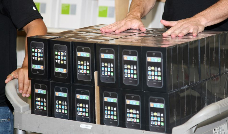 Đây là những lô iPhone thế hệ đầu, cục mịch, xấu nhưng cách mạng.