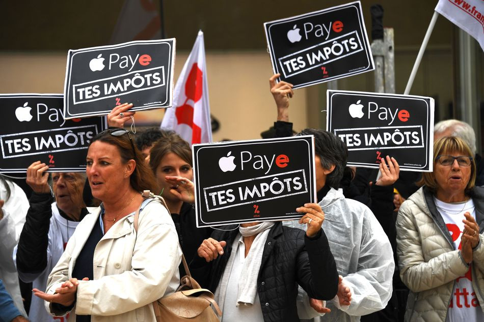 Chính Apple cũng cảm nhận hiệu ứng này rõ hơn bất kỳ ai khi ở Pháp, nhiều người đến Apple Store ngày iPhone X mở bán, không phải để mua máy, mà là để biểu tình.