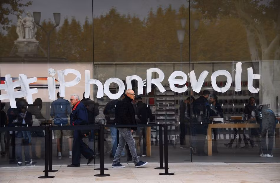 Nhưng cũng trong thời điểm ấy, giữa lúc nghi vấn hacker Nga giúp ích cho chiến dịch tranh cử của tổng thống Mỹ Donald Trump, cùng scandal giữa Facebook và Cambridge Analytica, hình ảnh màu hồng của thế giới công nghệ cũng phần nào biến mất.