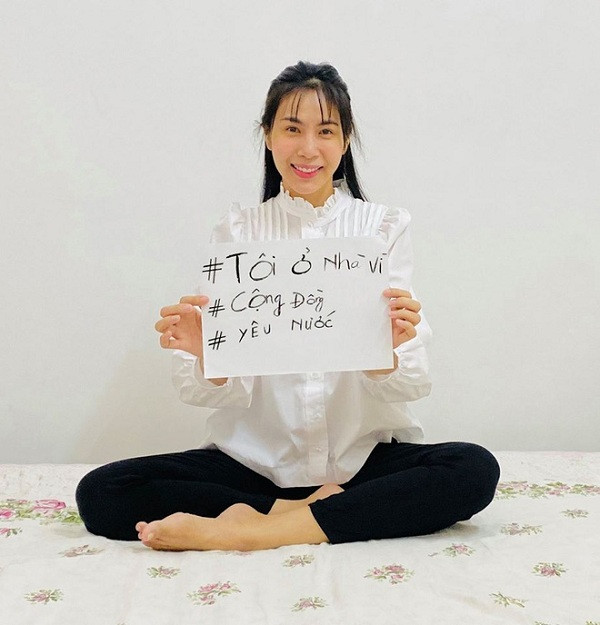 Thủy Tiên là nghệ sĩ Việt tích cực trong các hoạt động cộng đồng suốt thời gian qua. Hiện cô cũng thực hiện ở nhà ''tránh Covid'' cùng hashtag ''Tôi ở nhà vì cộng đồng''.