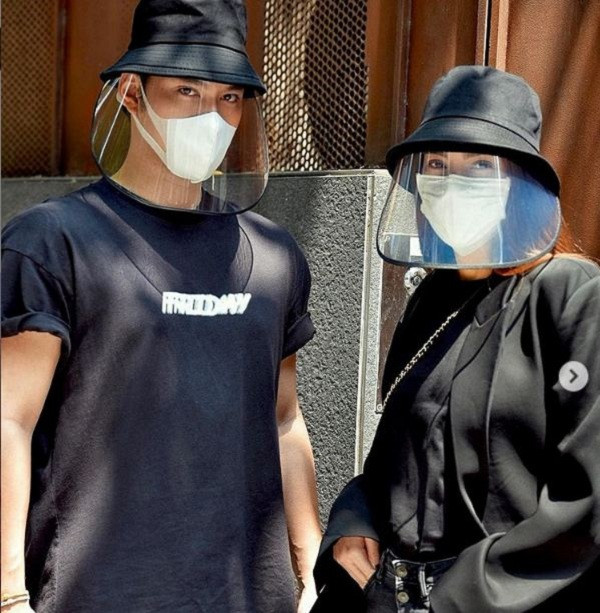 Trước đó, Hồ Ngọc Hà cũng sắm cho mình chiếc mũ chống Covid có tấm kính che mặt này.