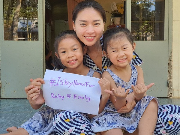 Nữ diễn viên Ngô Thanh Viên cho biết những ngày qua cô dành thời gian bên gia đình tại quê hương Trà Vinh. Cô chia sẻ hình ảnh vui đùa cùng cháu gái kèm hashtag #Istayhome
