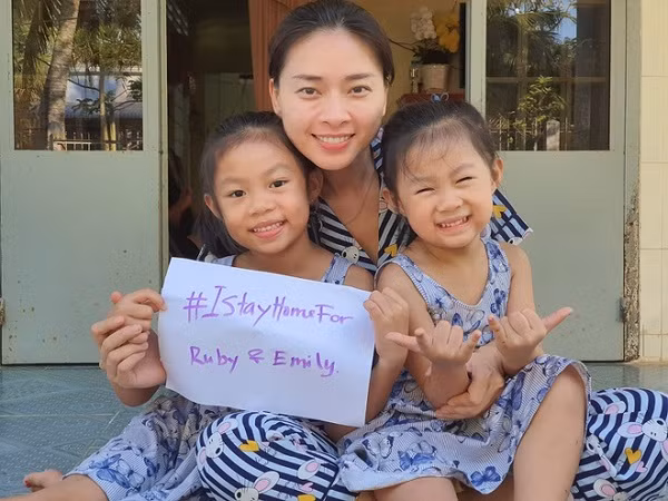 Nữ diễn viên Ngô Thanh Viên cho biết những ngày qua cô dành thời gian bên gia đình tại quê hương Trà Vinh. Cô chia sẻ hình ảnh vui đùa cùng cháu gái kèm hashtag #Istayhome