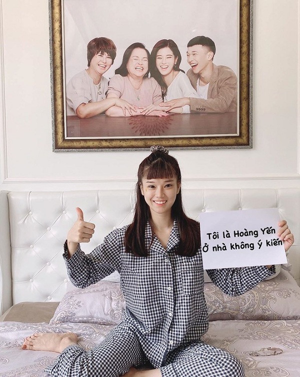 Là một trong số sao Việt chấp hành việc ở nhà mùa Covid theo khuyến cáo của chính phủ, Hoàng Yến Chibi đăng tải bức ảnh cùng khẩu hiệu: "Tôi là Hoàng Yến, ở nhà không ý kiến''.