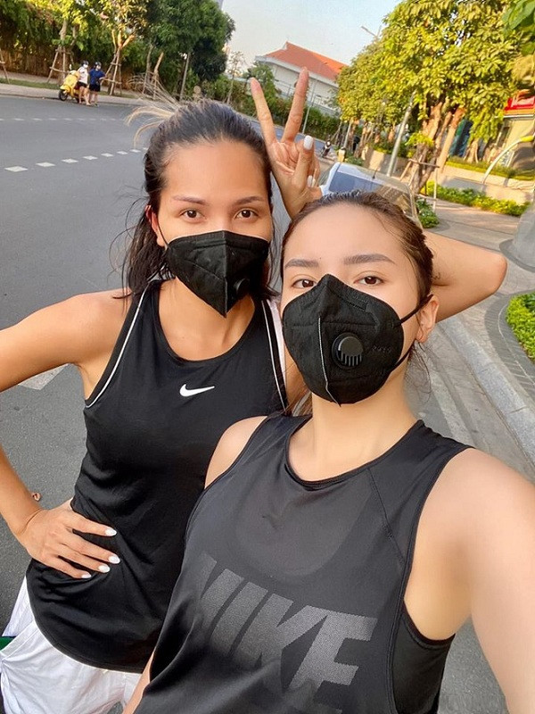 Trên trang cá nhân Instgram, Kỳ Duyên thường xuyên khoe ảnh tập thể dục tại nhà, chạy bộ xung quanh tòa nhà để giữ sức khỏe. Nàng hậu chia sẻ: ''Không quên đeo khẩu trang khi ra đường và không chạm vào mọi bề mặt lạ, nếu mà chạm vào thì nhớ luôn rửa tay nhé mọi người".
