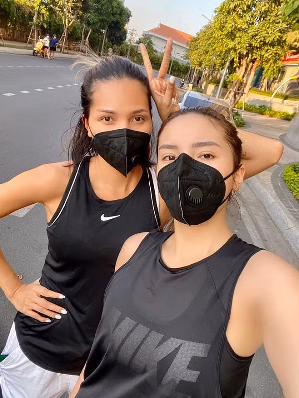 Trên trang cá nhân Instgram, Kỳ Duyên thường xuyên khoe ảnh tập thể dục tại nhà, chạy bộ xung quanh tòa nhà để giữ sức khỏe. Nàng hậu chia sẻ: ''Không quên đeo khẩu trang khi ra đường và không chạm vào mọi bề mặt lạ, nếu mà chạm vào thì nhớ luôn rửa tay nhé mọi người".