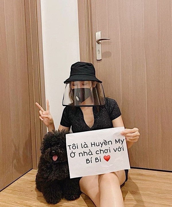 Trong khi đó, một số sao Việt khác như Á hậu Huyền My không chỉ lan tỏa thông điệp ý nghĩa đến cộng đồng mà còn khoe khéo món đồ bảo vệ bản thân trước Covid đó là chiếc mũ phòng hộ.