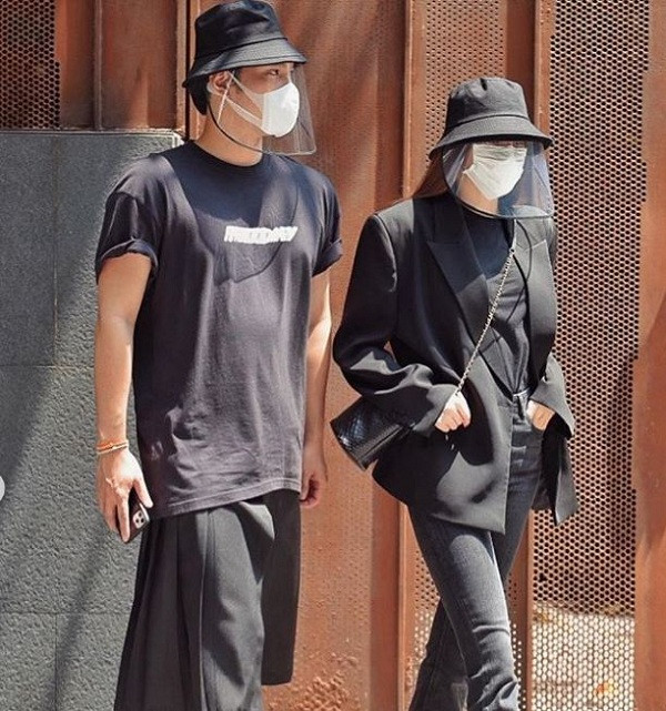 Cô cùng NTK Lý Quý Khánh tham gia một buổi làm từ thiện nhưng không quên đeo khẩu trang, trang bị đầy đủ mũ phòng hộ.