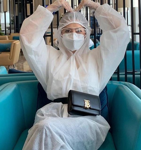 Chi Pu từng gây sốc với bộ đồ phòng hộ, đeo kính, găng tay, khẩu trang kín mít khi bắt buộc phải đi công tác, di chuyển bằng máy bay mùa dịch