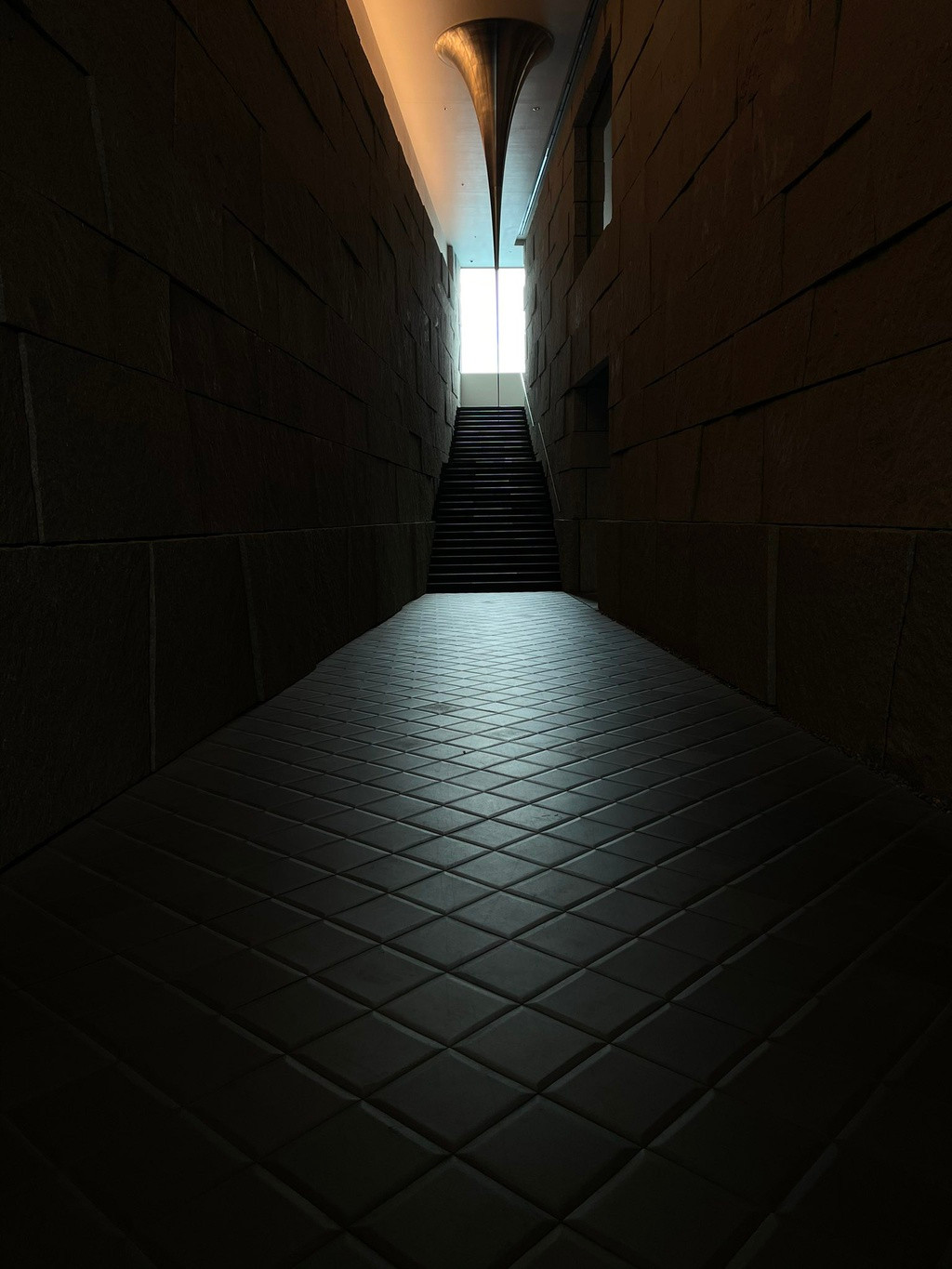 iPhone 12 Pro được trang bị cảm biến LiDAR. Cảm biến này có thể quét môi trường xung quanh để đo khoảng cách tới các vật, tạo ra bản đồ chiều sâu. Ngoài ứng dụng cho công nghệ thực tế ảo tăng cường (AR), cảm biến LiDAR giúp lấy nét trong tối nhanh hơn tới 6 lần. Bức ảnh này đã thể hiện được sức mạnh của bộ cảm biến LiDAR khi các vùng chuyển tiếp và sáng tối rất mượt mà.