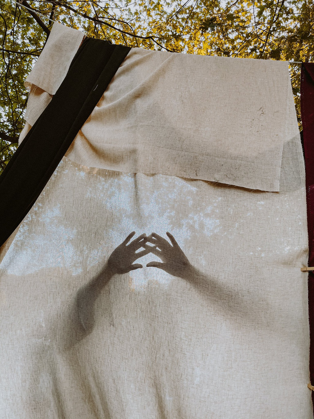 Việc nâng cấp lên chip A14 Bionic mang lại sức mạnh xử lý tốt hơn cho thế hệ iPhone 12, nhờ đó các tính năng nhiếp ảnh điện toán cũng được cải thiện. Tuy nhiên, những bức ảnh cho ra có thiên hướng ngả vàng khá nhiều.