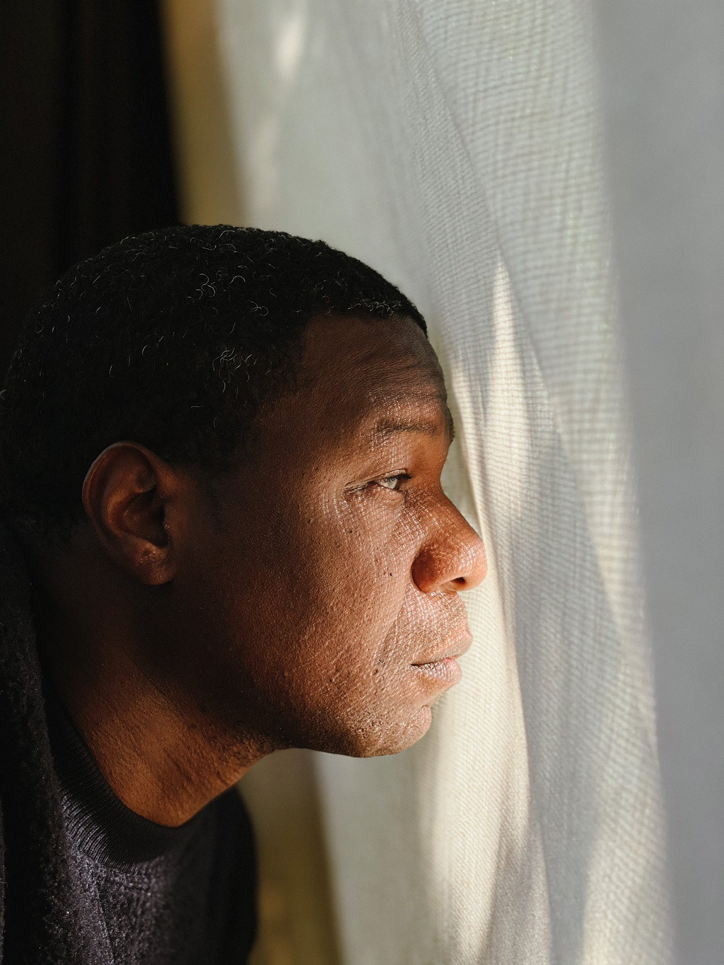 Deep Fusion, công nghệ được giới thiệu từ thế hệ iPhone 11 cũng được nâng cấp. Deep Fusion có tác dụng ở môi trường chụp ánh sáng trung bình tới yếu, sử dụng con chip AI để phân tích khung cảnh và làm tăng độ nét, chi tiết. Tuy nhiên, ở bức ảnh môi trường ánh sáng có phần hơi phức tạp, công nghệ này có phần hoạt động hơi quá đà khiến bức ảnh bị lên nét gắt, ảnh bị gai hơn, đặc biệt ở phần da mặt, ánh sáng cũng bị làm gắt hơn chứ không mịn.