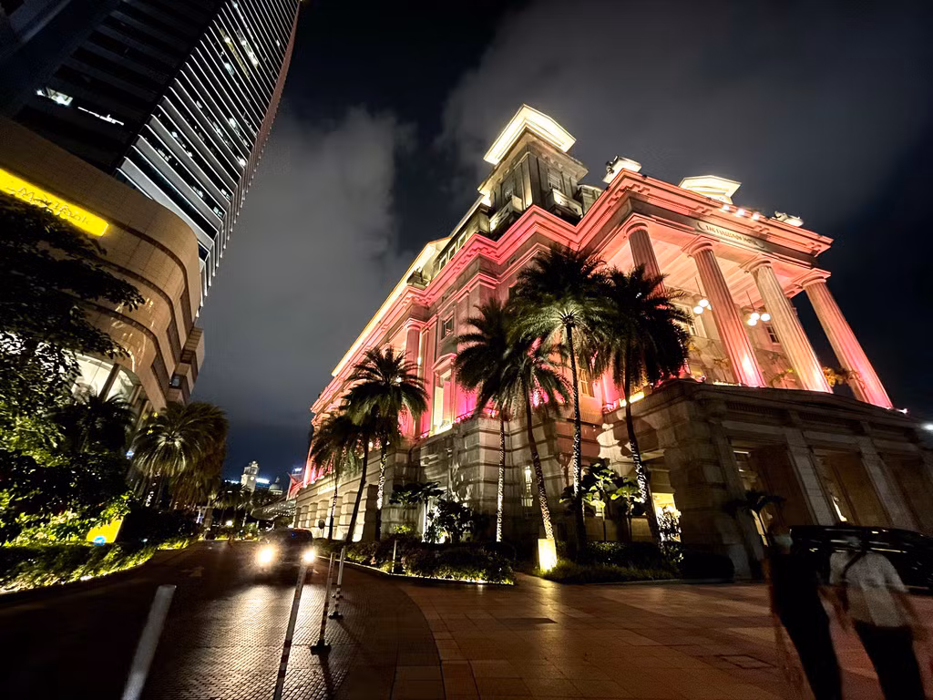 Đối với chế độ chụp đêm, model này có thể phơi sáng 1-3s ở camera Super wide. Ở dòng iPhone 11 năm ngoái chúng ta chỉ có thể phơi ở chế độ camera chính 1x và 2x. Máy vẫn có tình trạng bị noise và lệch màu và bệt màu, tuy có ít hơn iPhone 11 nhưng sự khác biệt là không lớn. So sánh với Pixel 3A hay S20 Ultra thì đuối hơn một chút.