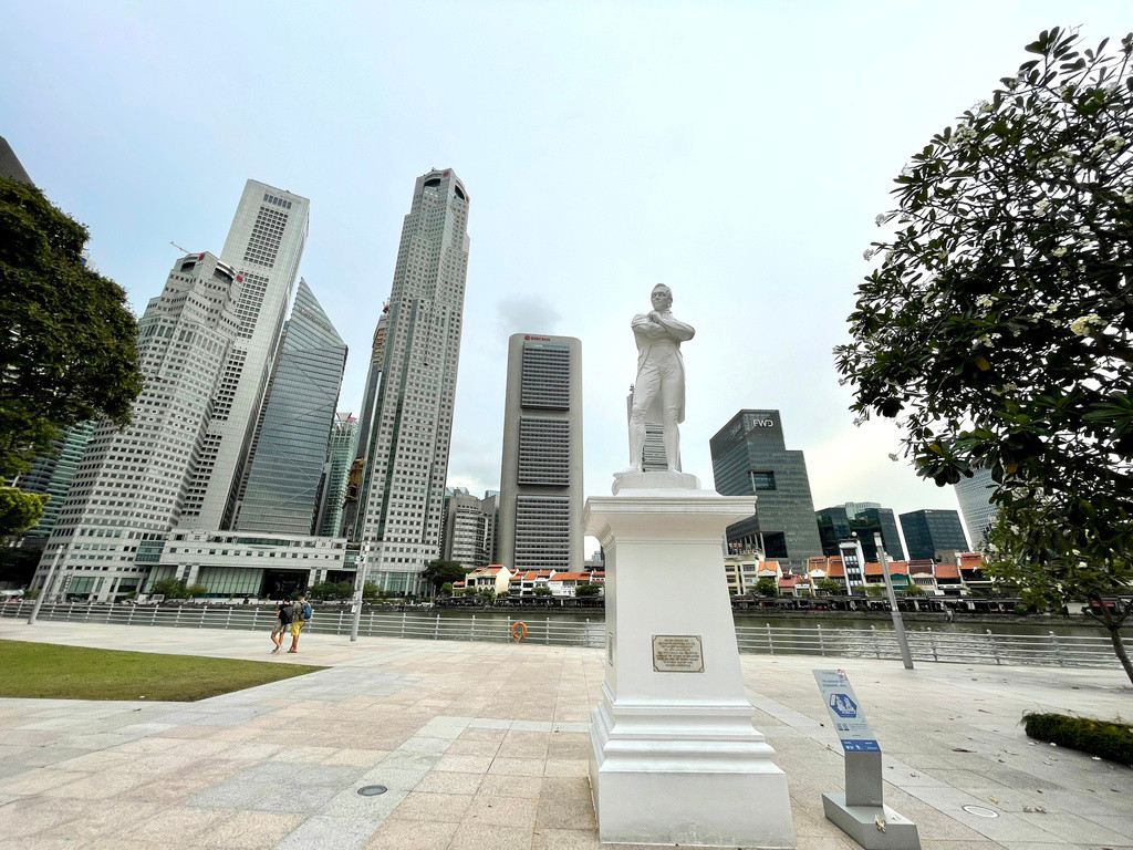 Ống kính góc siêu rộng ultrawide không có nhiều khác biệt quá lớn so với iPhone 11. Apple cho biết ống kính này hoạt động hiệu quả hơn, tuy nhiên thực tế là hơn không nhiều so với dòng iPhone 11 năm trước.