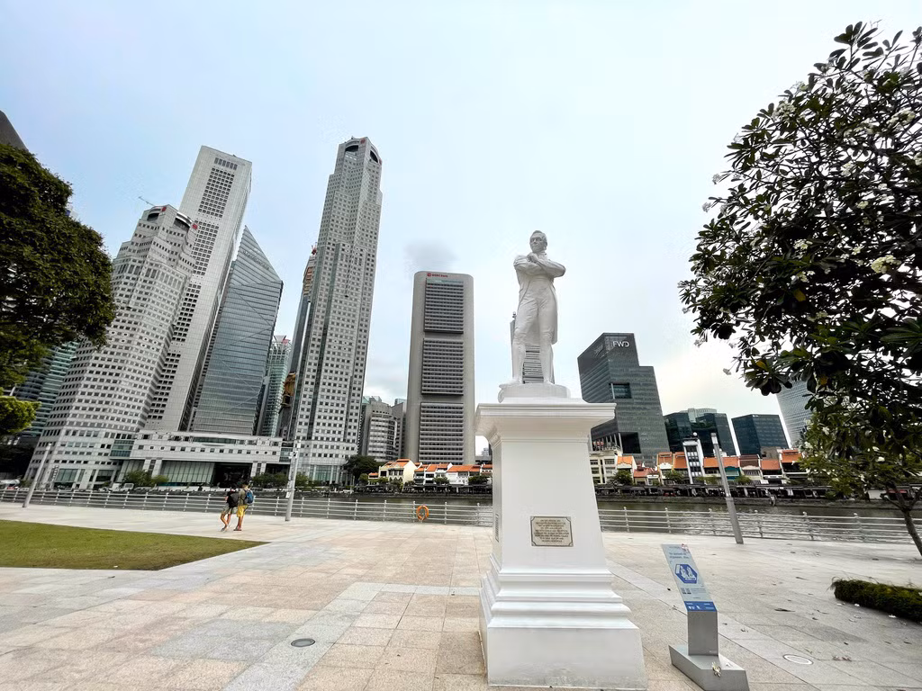 Ống kính góc siêu rộng ultrawide không có nhiều khác biệt quá lớn so với iPhone 11. Apple cho biết ống kính này hoạt động hiệu quả hơn, tuy nhiên thực tế là hơn không nhiều so với dòng iPhone 11 năm trước.