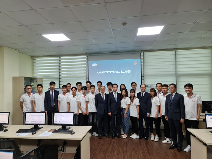 Chia sẻ tại buổi khánh thành, Bộ trưởng Bộ TT&amp;TT Nguyễn Mạnh Hùng cho biết đây là sự thay đổi căn bản về chất trong lĩnh vực giáo dục đại học. Nhờ phòng lab này, các bạn sinh viên có thể thiết lập nên một mạng lưới viễn thông hoàn chỉnh.