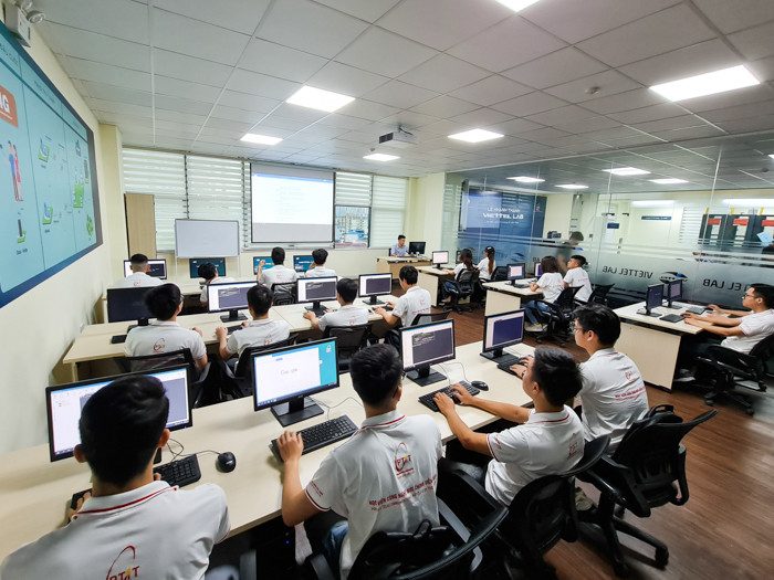 Việc đưa vào vận hành phòng lab sẽ giúp sinh viên được tiếp xúc gần hơn và có thêm những kinh nghiệm thực tế. Các doanh nghiệp viễn thông cũng sẽ có lợi lớn khi giảm bớt gánh nặng phải đào tạo lại.