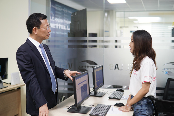 Với tổng giá trị đầu tư lên đến 8,5 tỷ đồng, đây là phòng thí nghiệm mạng 4G LTE hoàn chỉnh đầu tiên và duy nhất tại Việt Nam được trang bị cho một trường đại học để nghiên cứu.